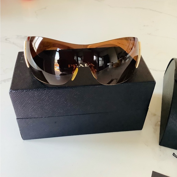Authentic PRADA sunglasses 😎 - Picture 1 of 9